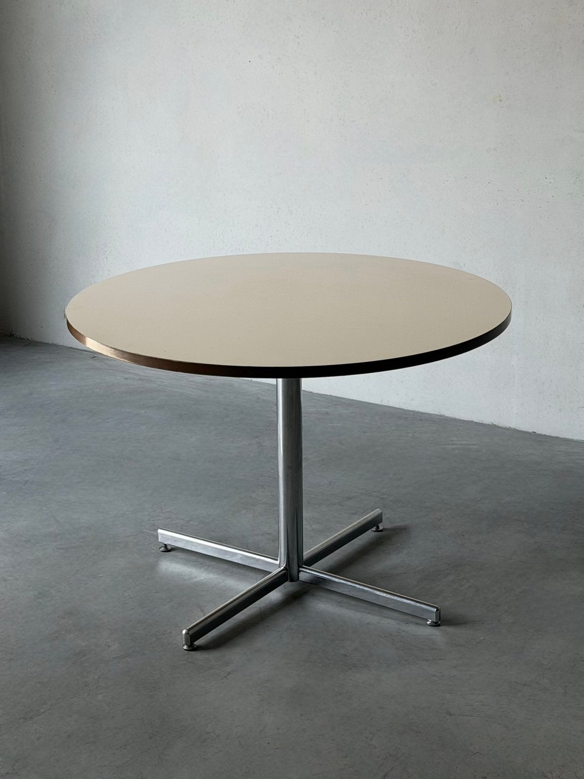 Vintage bauhaus ronde eettafel, Ophalen, Zo goed als nieuw, Rond, 100 tot 150 cm