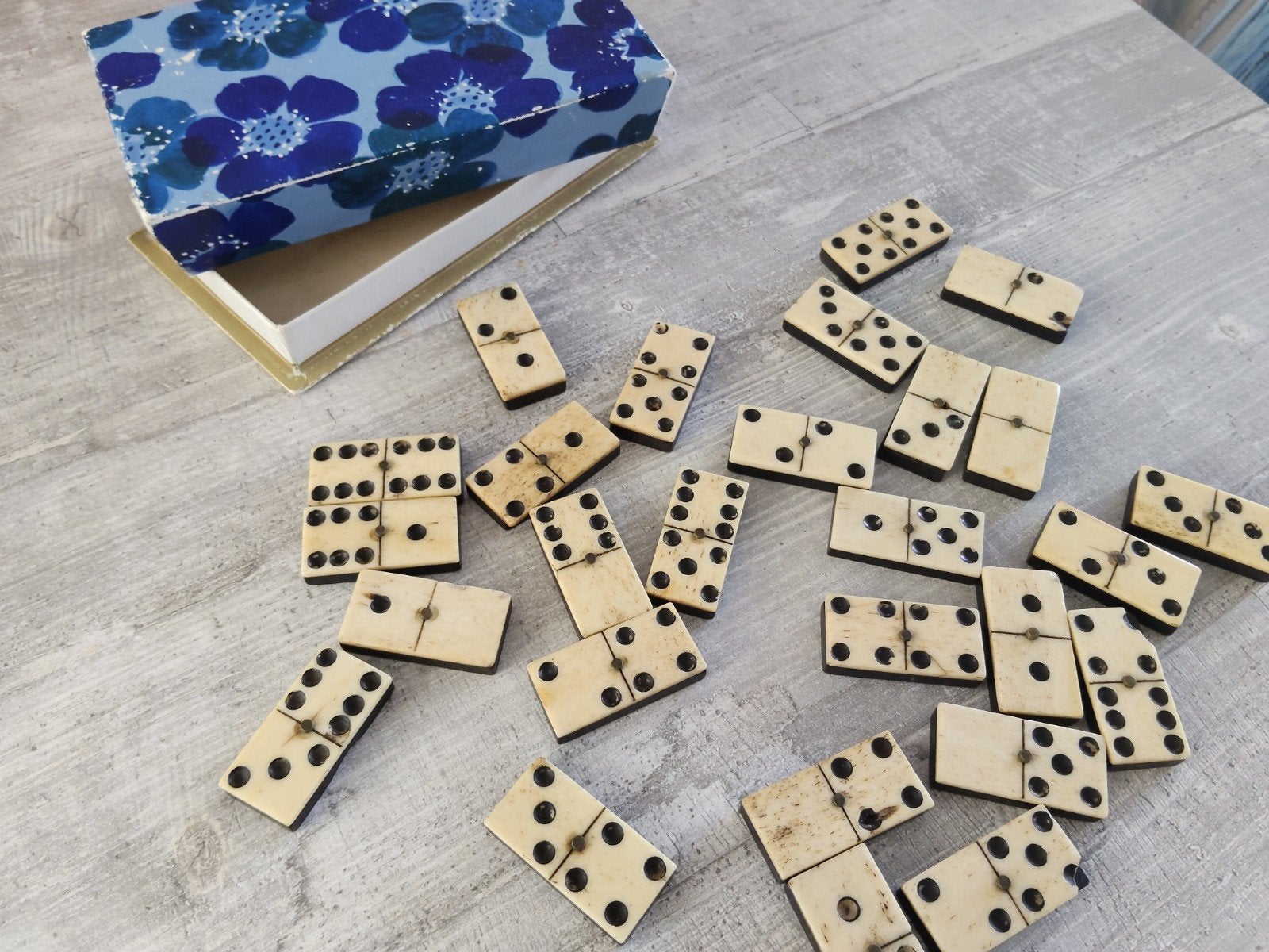 Vintage Dominostenen in Doos - Compleet Spel, Ophalen of Verzenden, Gebruikt
