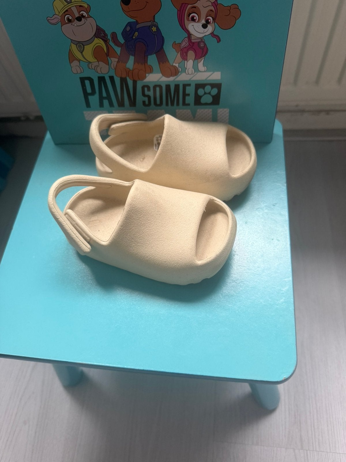 Yeezy slides beige en zwart, Ophalen, Zo goed als nieuw, Meisje, Laarzen
