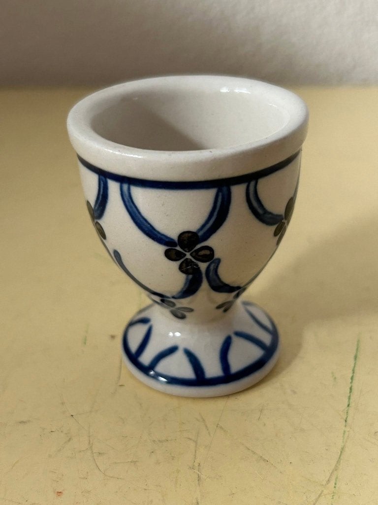 Keramiek eierdopje op voet wit met blauw motief, Ophalen of Verzenden