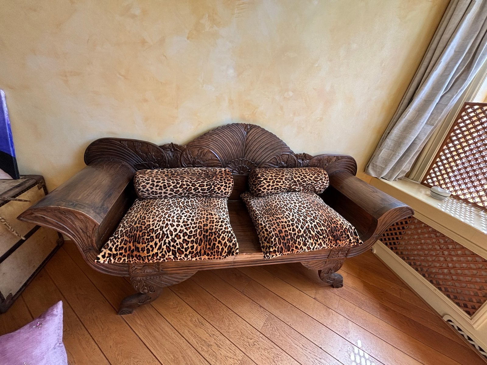 Unieke handgesneden houten bank met luipaardprint kussens, Ophalen of Verzenden