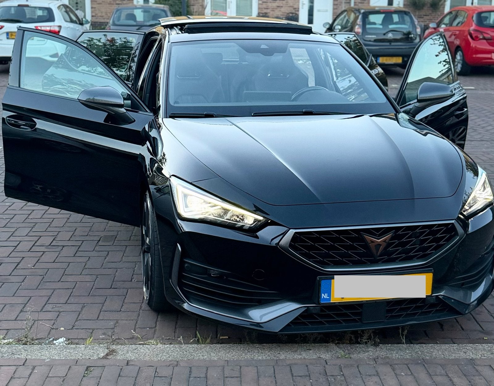Cupra Leon 2.0 221KW 2022 Zwart 310 PK, 13 km/l, 4 cilinders, 1984 cc, Leon