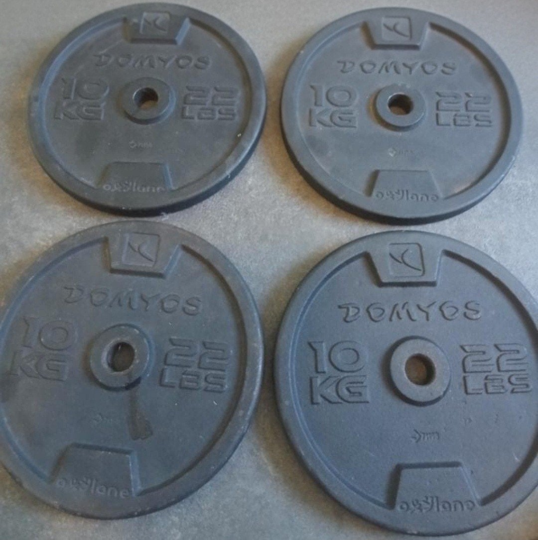 Set van 4x10kg zwarte gietijzeren 28mm DOMYOS halterschijven, Sport en Fitness, Ophalen, Gebruikt, Benen, Halterschijven