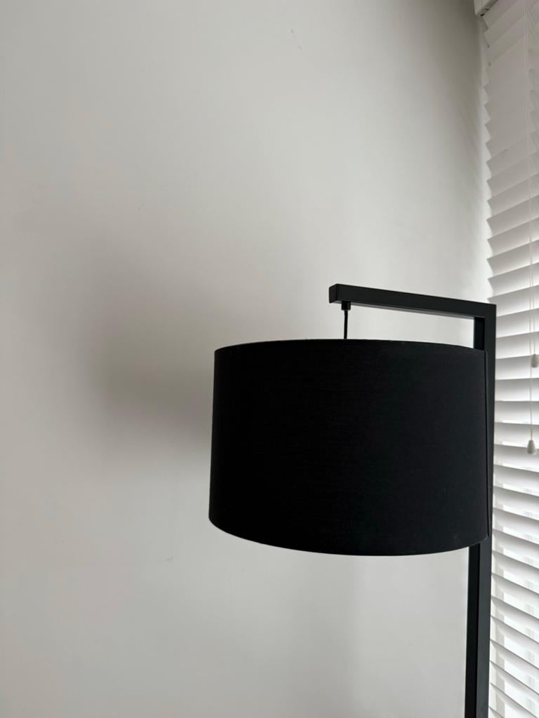 Kwantum Vloerlamp Avoir Zwart - Z.g.a.n., Huis en Inrichting, Lampen | Vloerlampen, Ophalen, Zo goed als nieuw, Metaal, 150 tot 200 cm