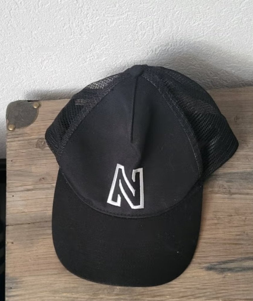 Mooie zwarte pet / cap van het merk Nikkie, Ophalen, Nieuw, One size fits all, Pet