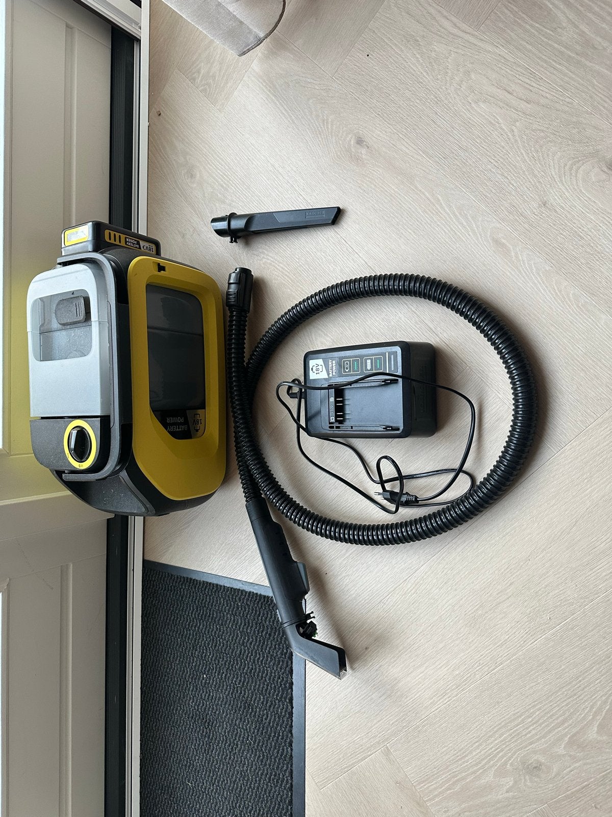 Kärcher SE 3-18 Compact Tapijtreiniger (zonder accu), Kärcher, Verzenden, Draadloos, Zo goed als nieuw