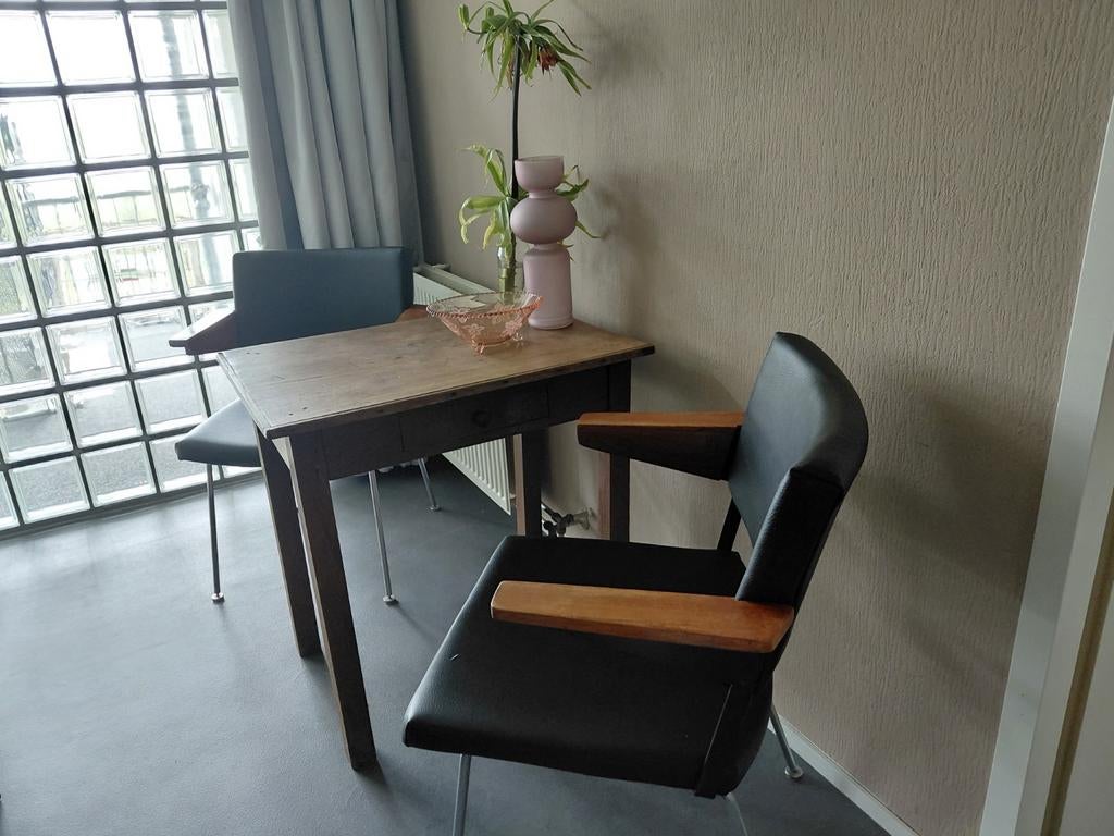 Vintage jaren '60 setje: houten tafel met 2 skai stoelen, Antiek en Kunst, Antiek | Meubels | Stoelen en Banken, Ophalen