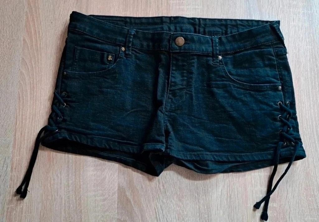 Kort Broekje - Hotpants - Maat 40 - H&M - Gothic - Goth, H&M, Zwart, Ophalen of Verzenden, Zo goed als nieuw