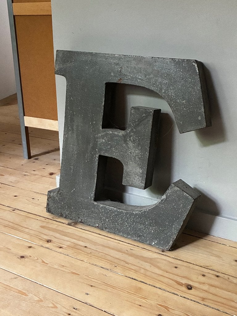 Grote metalen letter E – zink – industrieel decoratie object, Ophalen, Metaal, Industrieel, 44 cm