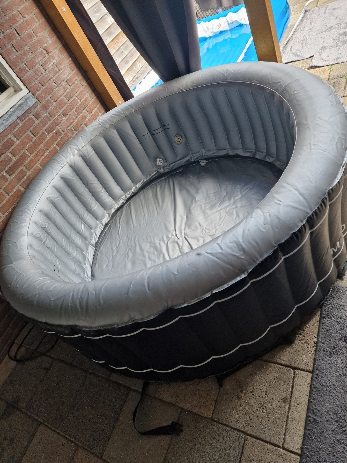Opblaasbare Montana jacuzzi, Ophalen, Zo goed als nieuw, Pomp, Opblaasbaar