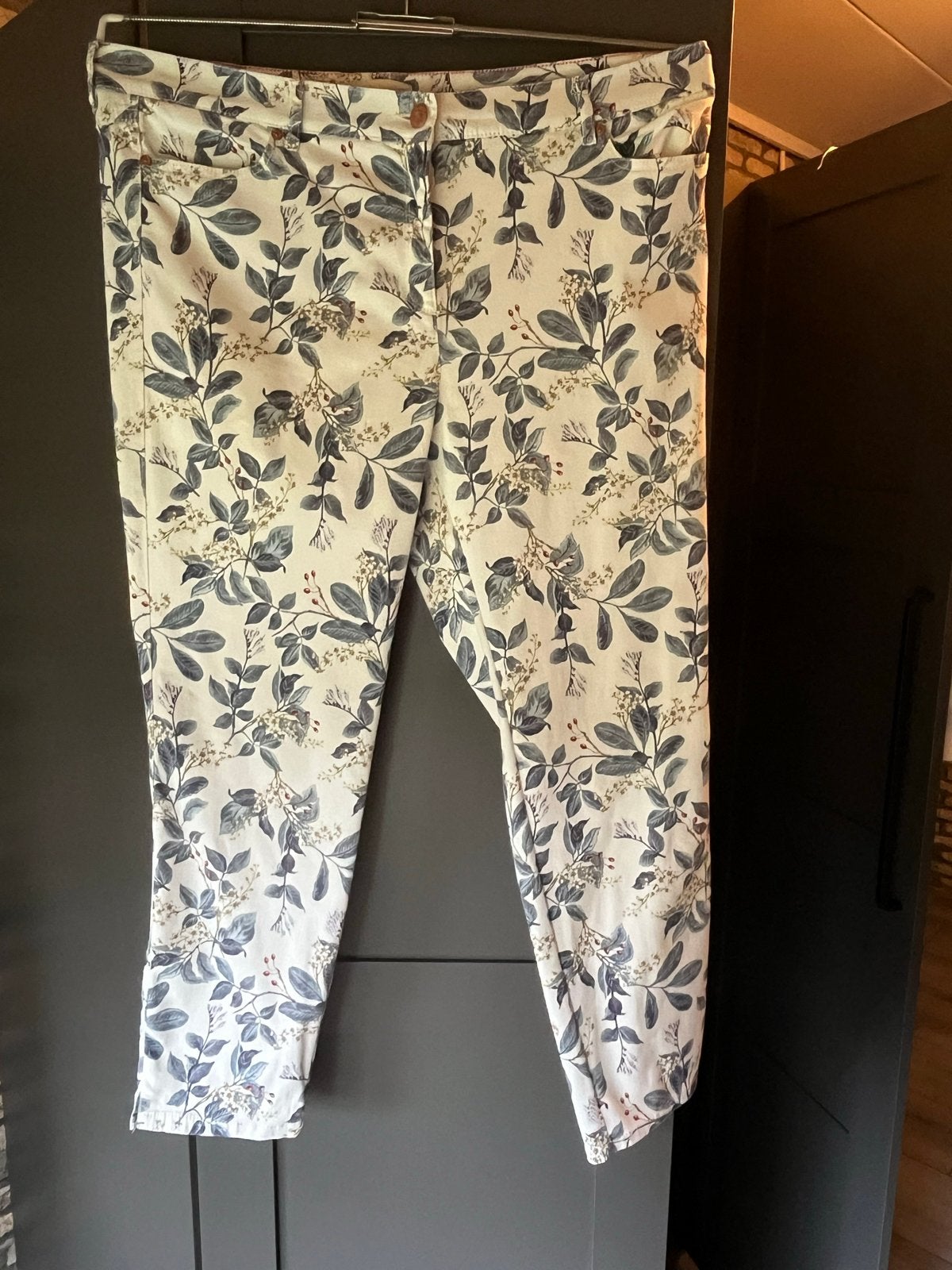 Toni Jeans met bloemenprint - Maat 48 ZGAN, Meerkleurig, Maat 42/44 (L), Ophalen of Verzenden, Zo goed als nieuw