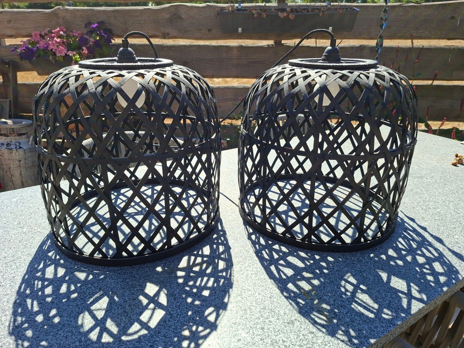 Decoratieve hanglampen (2 stuks) - Zwart gevlochten riet, Huis en Inrichting, Lampen | Hanglampen, Ophalen, Gebruikt, Kunststof