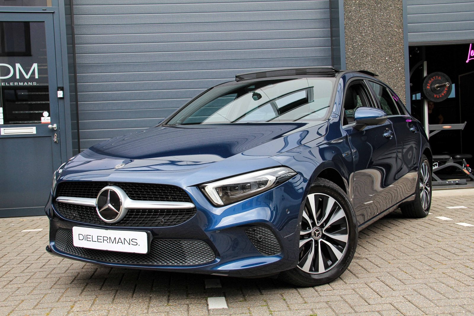 Mercedes-Benz A-Klasse A 250 e | 100% SOH | Pano | Burmester, Zwart, Met garantie (alle), Blauw, Leder en Stof