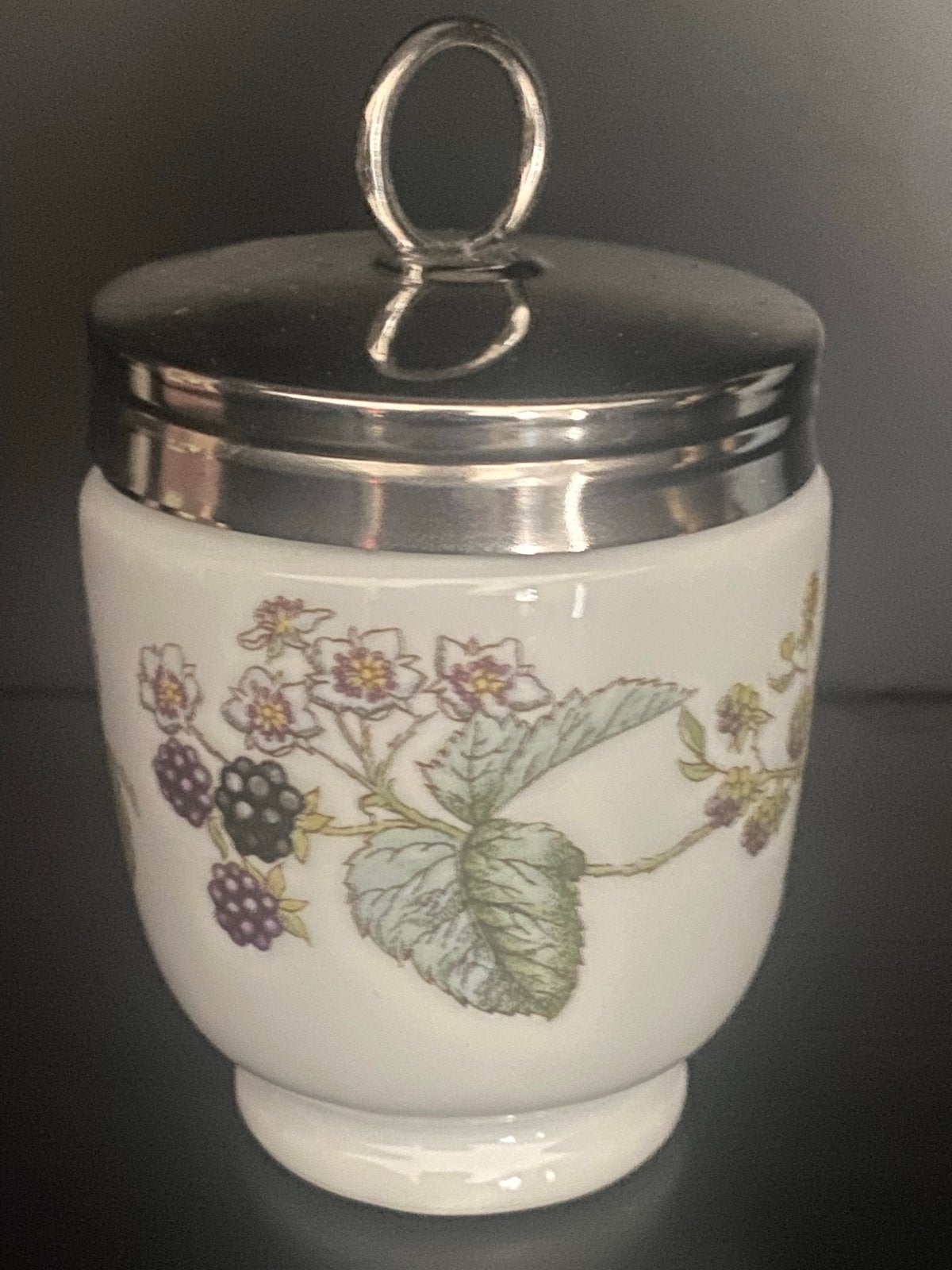 Vintage eierdopje met bramenmotief en verzilverde deksel, Antiek en Kunst, Ophalen