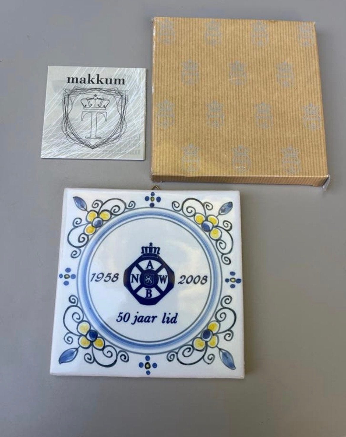 Makkum ANWB Tegel 50 Jaar Lid 1958-2008 met Verpakking, Antiek en Kunst, Antiek | Wandborden en Tegels, Ophalen of Verzenden