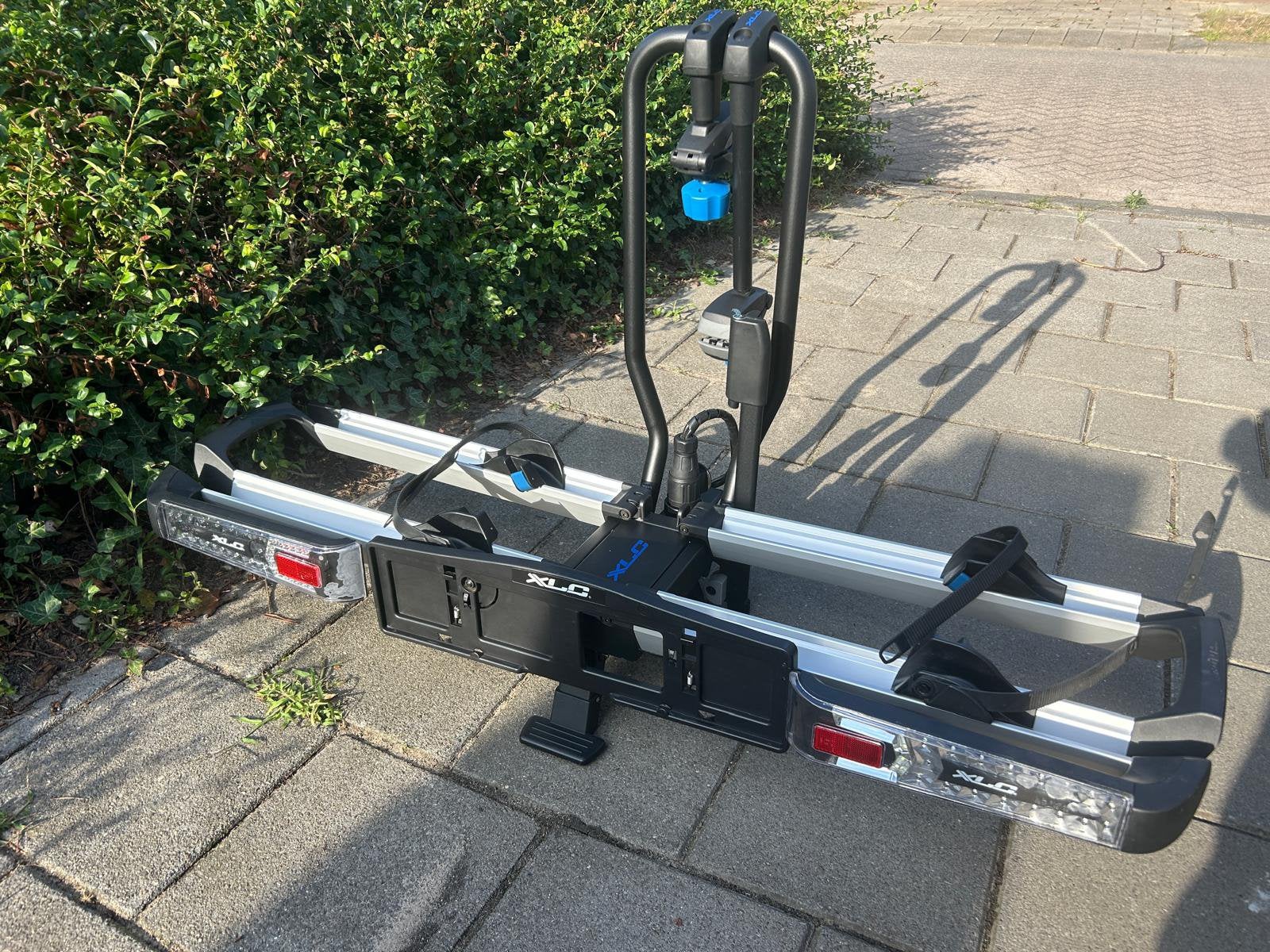 XLC Azura Xtra LED kantelbare fietsendrager voor 2 fietsen, Ophalen, Elektrische fiets, Zo goed als nieuw, 2 fietsen
