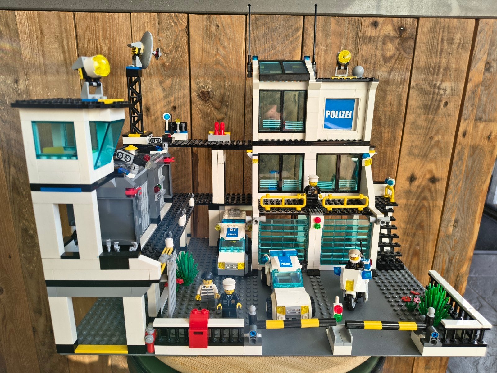 LEGO City 7744 Politiebureau - Compleet met boekjes, Kinderen en Baby's, City, Lego, Ophalen of Verzenden, Zo goed als nieuw