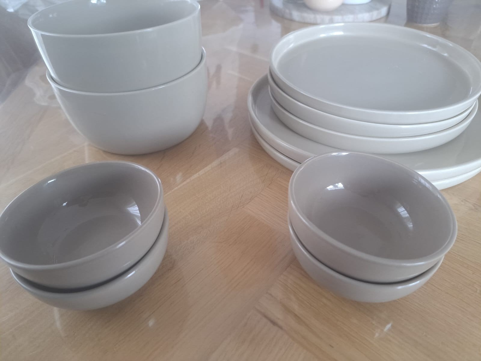 Modern servies set - borden en kommen, Keramiek, Ophalen of Verzenden, Zo goed als nieuw, Modern