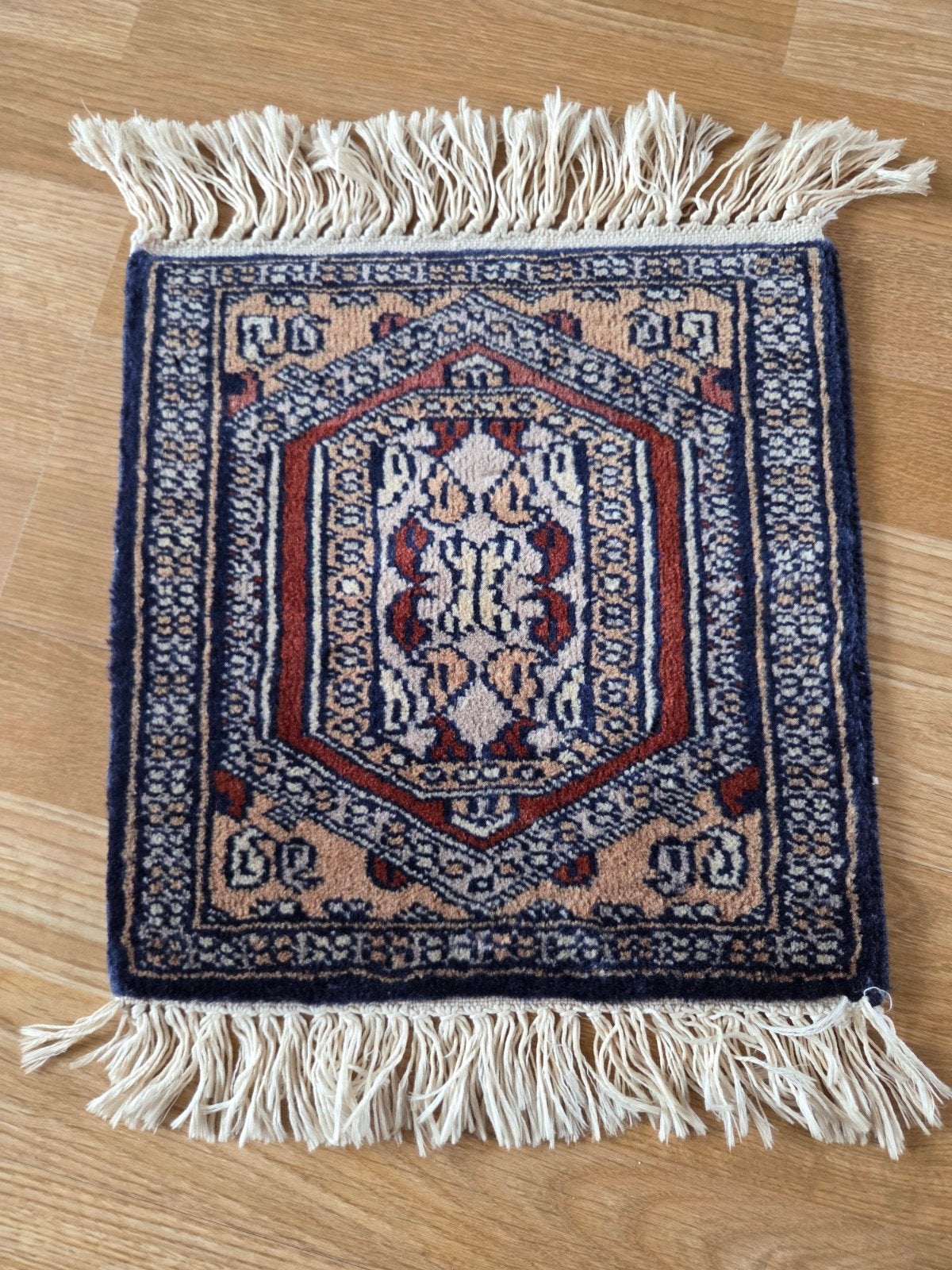 Perzisch tapijtje, bruin  beige, zwart, Huis en Inrichting, Stoffering | Tapijten en Kleden, Perzisch, Oosters, Klassiek, Vierkant
