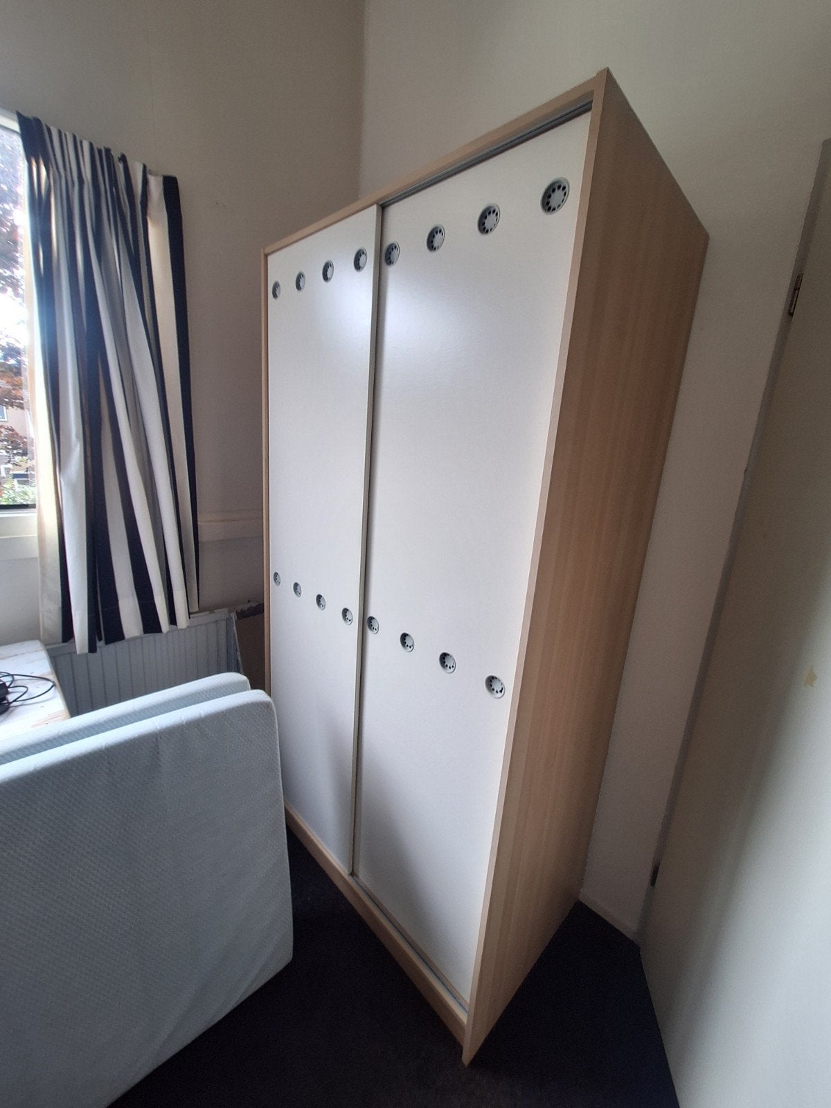 Kledingkast met schuifdeuren - Wit/Hout, Huis en Inrichting, Ophalen, Gebruikt, 100 tot 150 cm, Met plank(en)