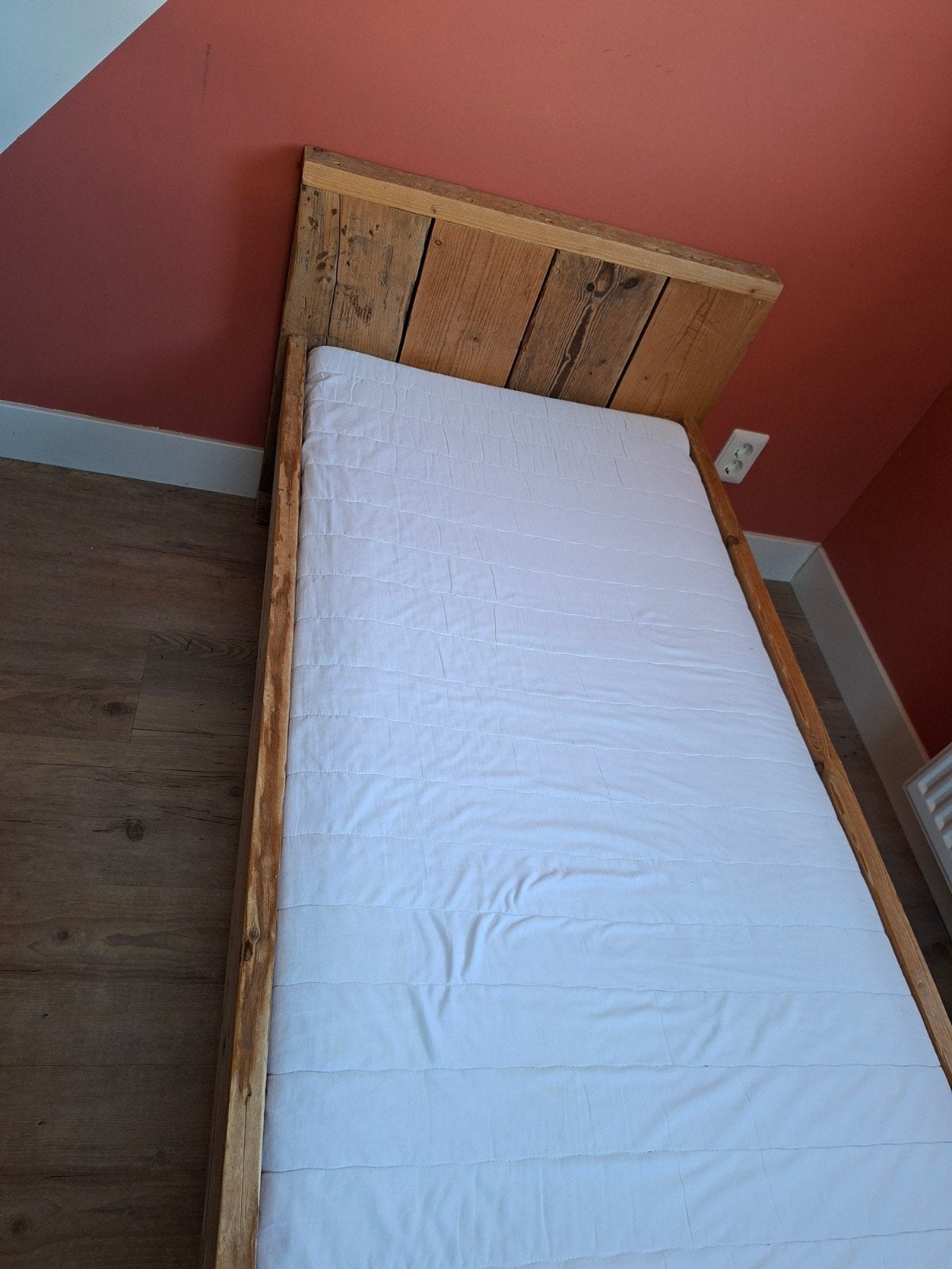 Peuterbed van steigerhout met matras (150x70cm), Gebruikt, Steigerhout, Eenpersoons, 70 cm of minder
