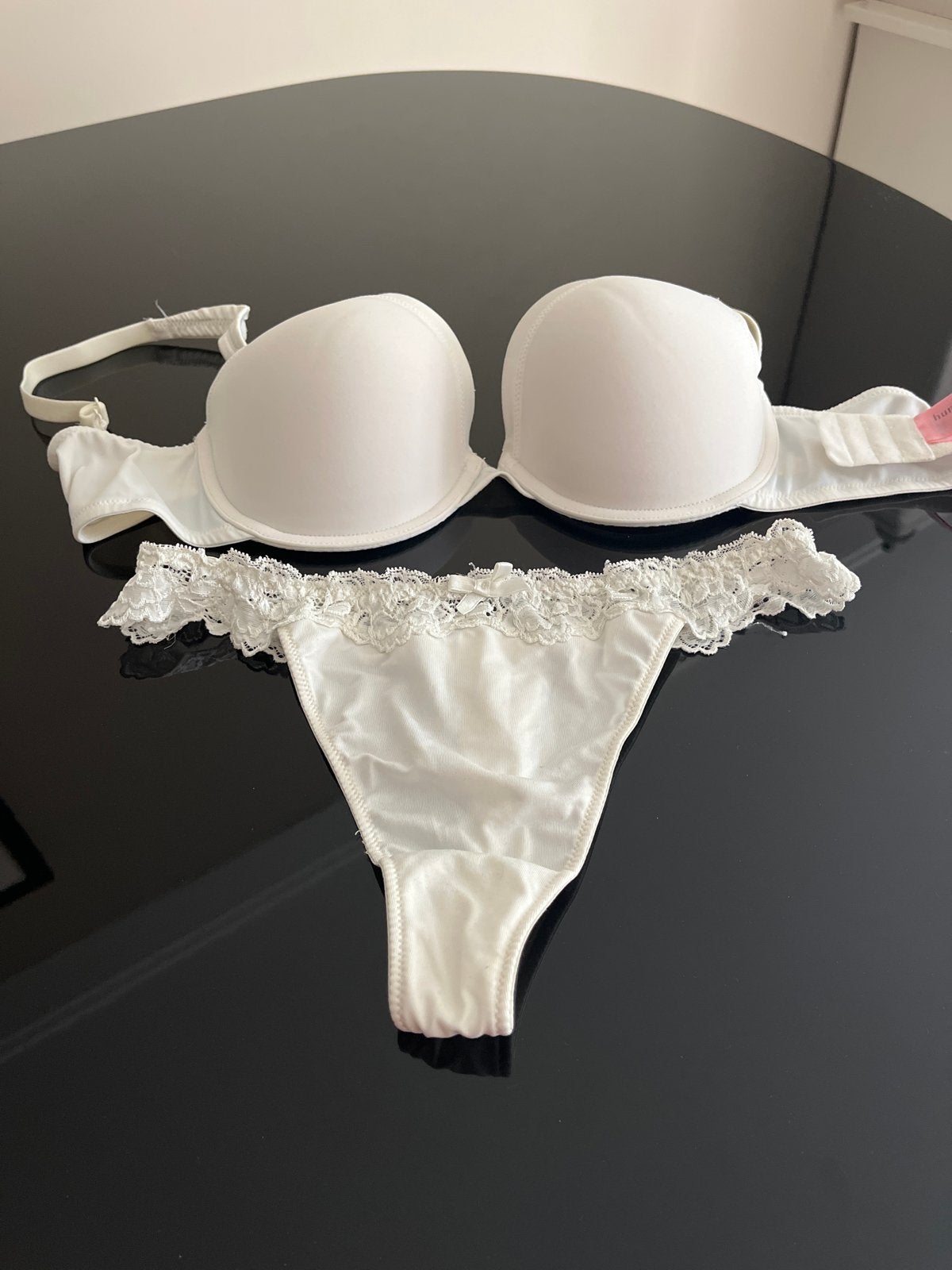 Hunkemoller BH en String Set - Wit Kant, Kleding | Dames, Ondergoed en Lingerie, Ophalen of Verzenden, Wit, Setje