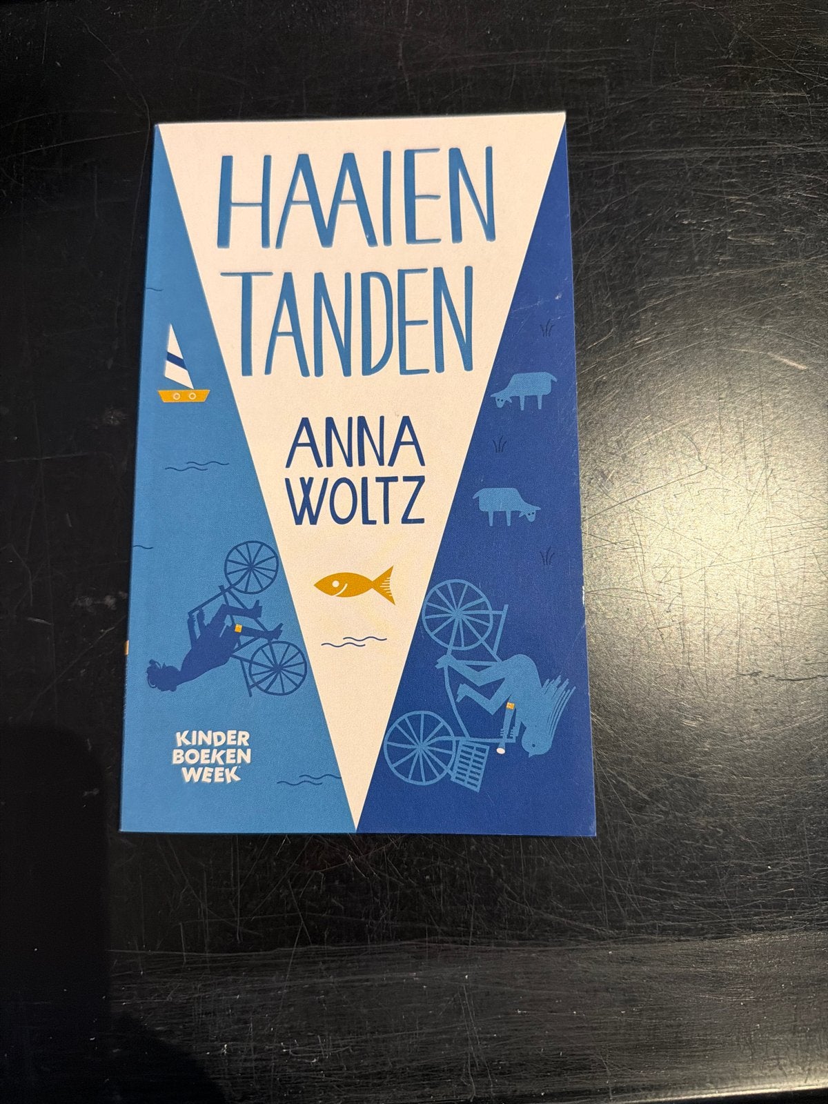 Haaietanden - Anna Woltz (Kinderboekenweek), Ophalen of Verzenden, Zo goed als nieuw, Fictie algemeen