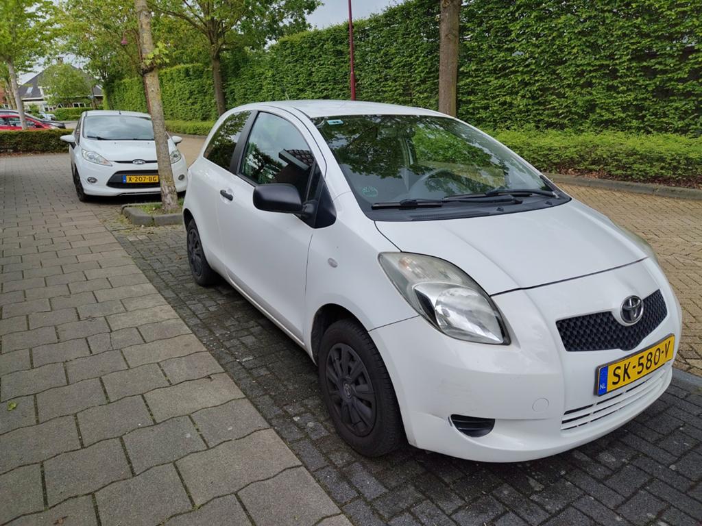 Toyota Yaris 1.0 12V Vvt-i 3DR 2008 Wit (152k km), Auto's, Voorwielaandrijving, 40 €/maand, 750 kg, Wit