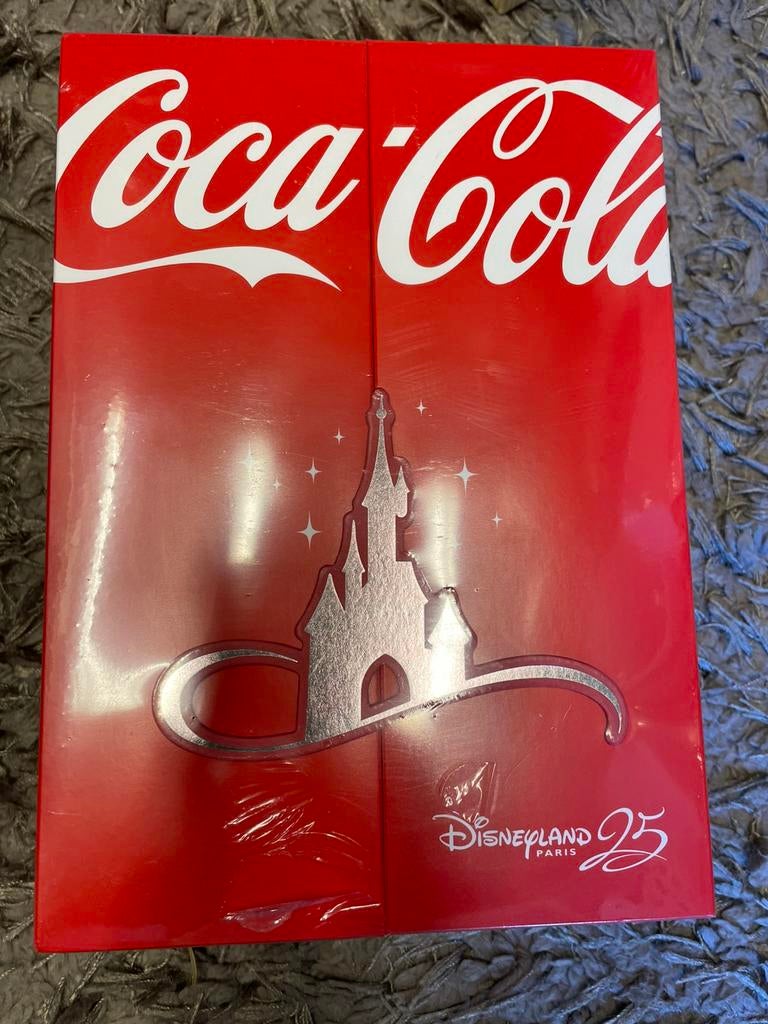 Coca cola flesjes in een doos van Disneyland Parijs 25jr, Ophalen of Verzenden, Zo goed als nieuw, Gebruiksvoorwerp