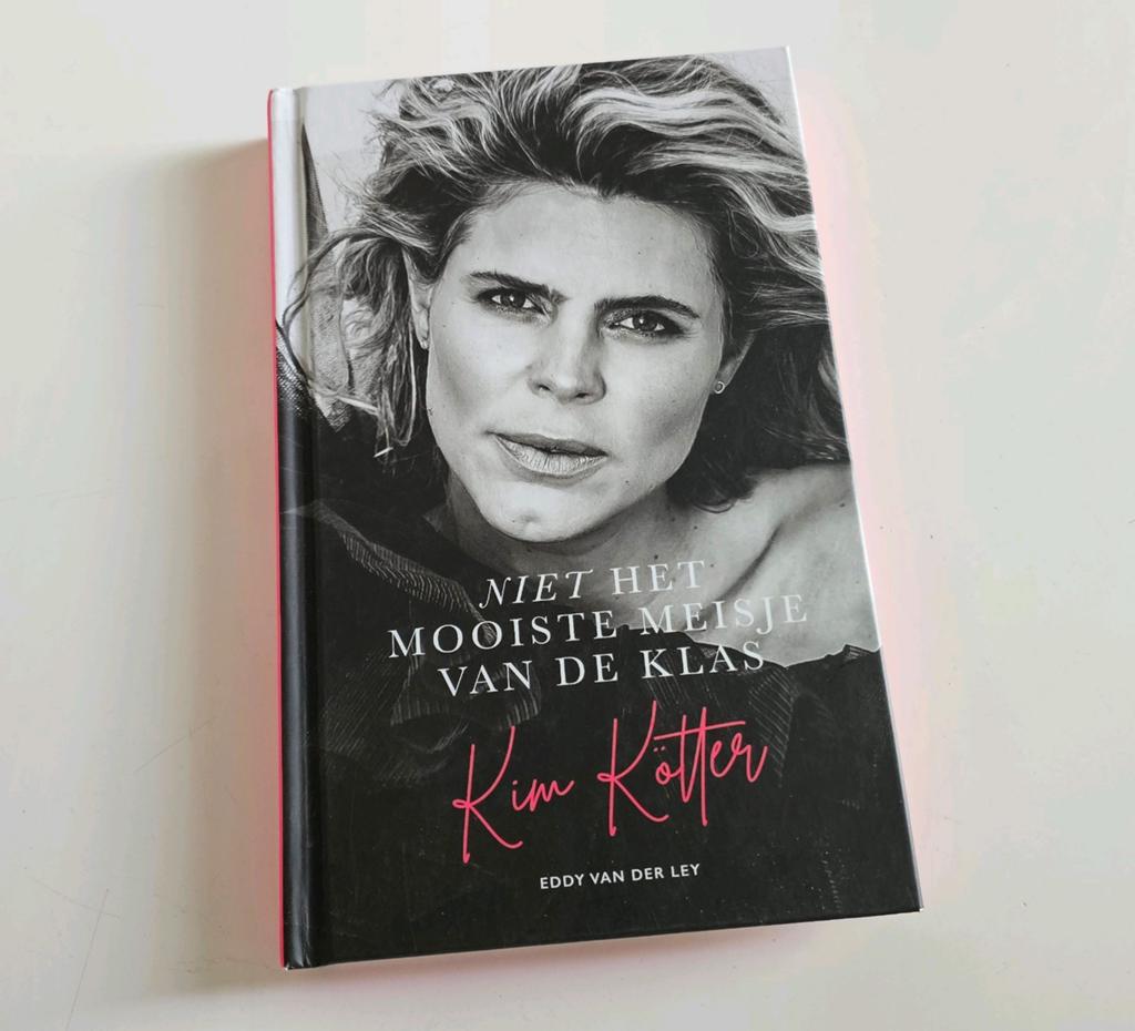 Niet het mooiste meisje van de klas - Kim Kötter, Boeken, Biografieën, Eddy van der Ley, Nieuw, Ophalen of Verzenden, Film, Tv en Media