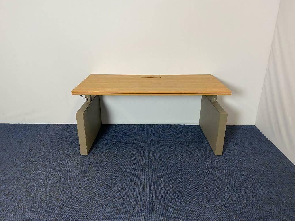 3 x Bureau Ahrend (directie - slinger), bamboe, 120 x 80 cm.