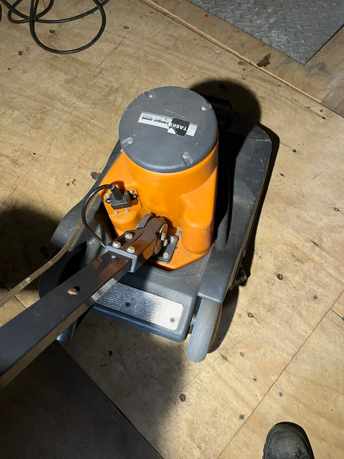 Taski Ranger Omni eenschijfs boenmachine 43 cm 17 inch, Ophalen, Gebruikt, Schrobmachine