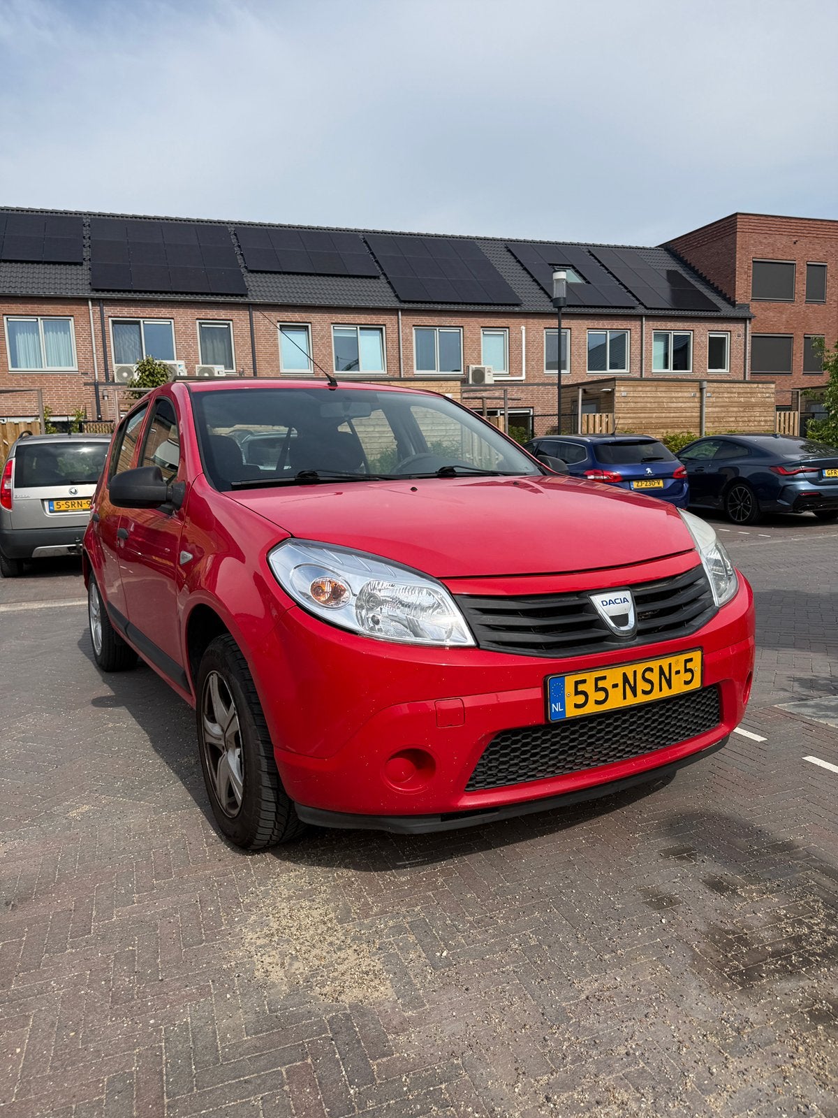 Dacia Sandero 1.2 16V 2010 Rood MET APK, Voorwielaandrijving, 74 pk, 31 €/maand, Origineel Nederlands