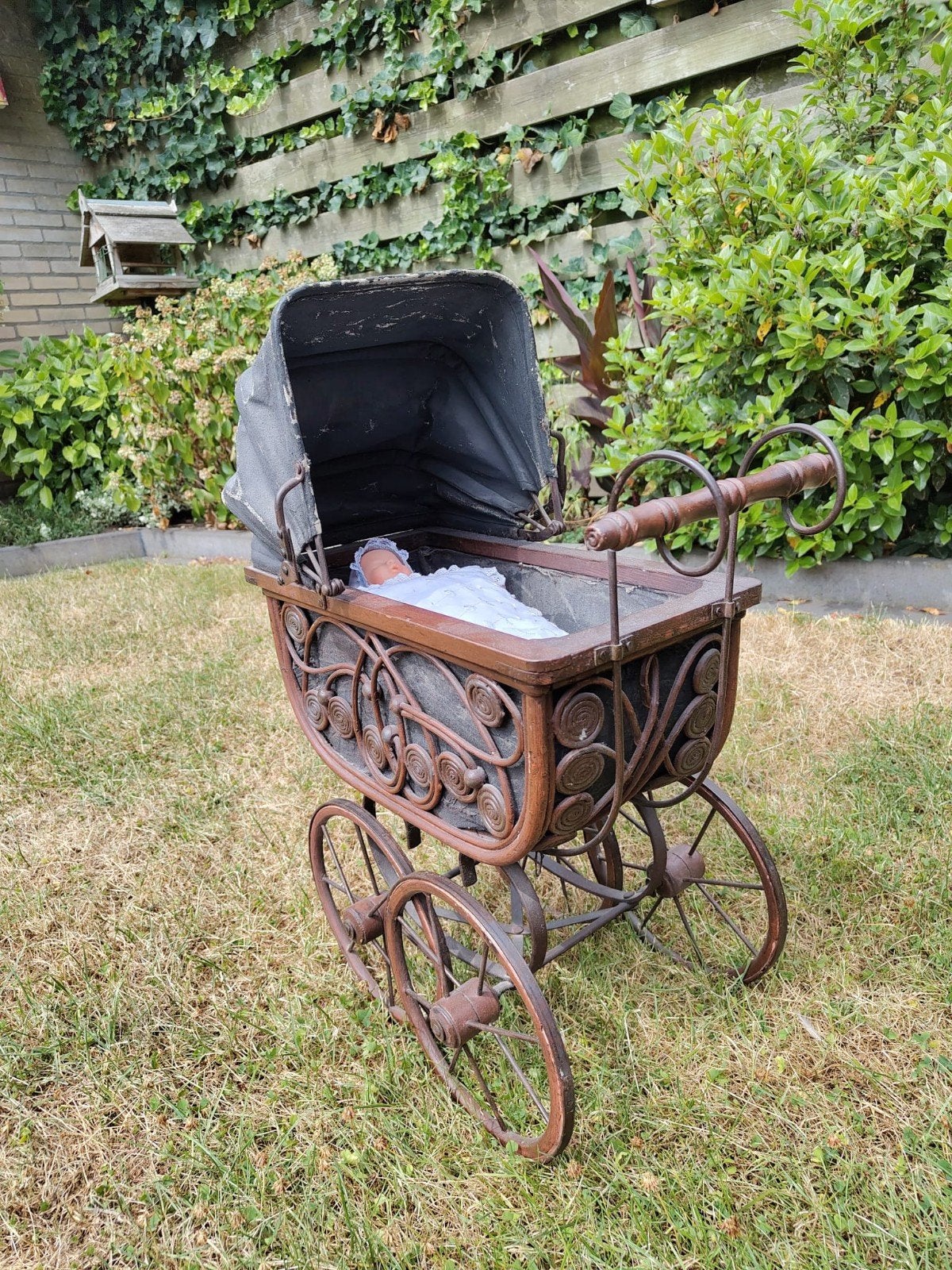 Antieke poppenwagen, Ophalen