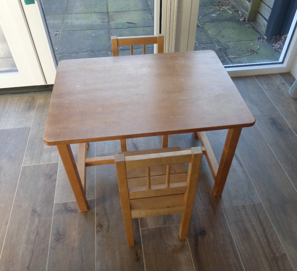 Kindertafel (hout) met 2 stoeltjes, Kinderen en Baby's, Kinderkamer | Tafels en Stoelen, Ophalen, Gebruikt, Tafel(s) en Stoel(en)