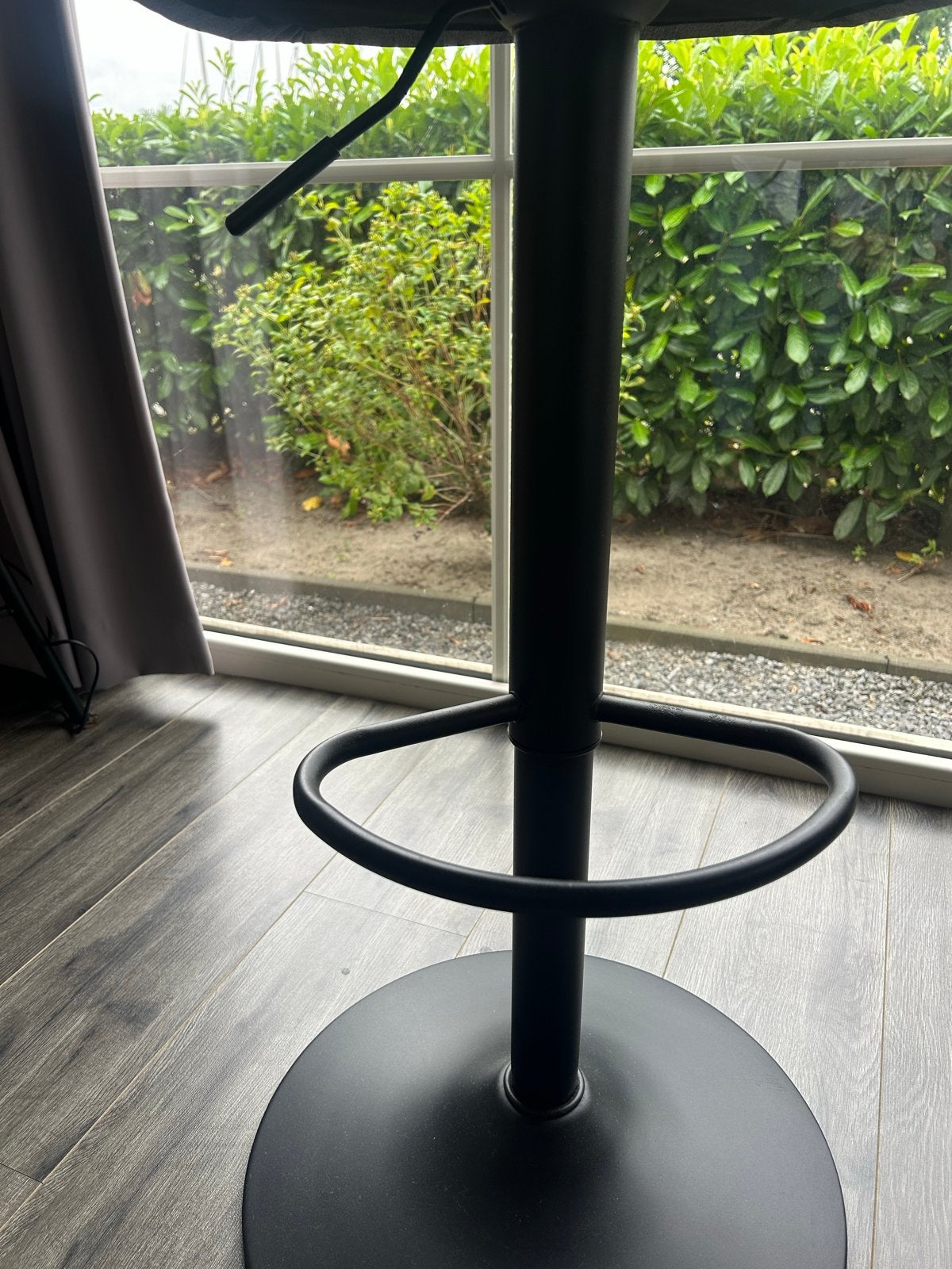 Moderne barkruk - grijs met zwart onderstel, Huis en Inrichting, Barkrukken, Ophalen, In hoogte verstelbaar, Zo goed als nieuw
