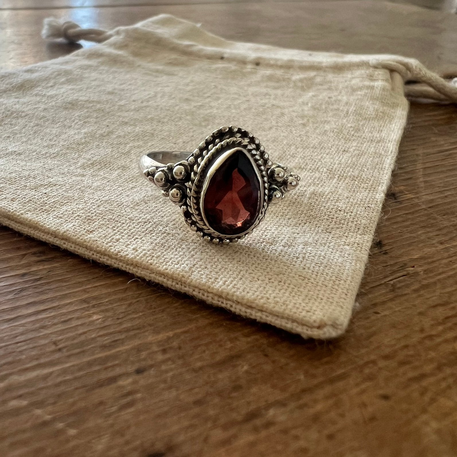 Zilveren 925 ring Bali style met granaat maat 18+, 18 tot 19, Verzenden, Zo goed als nieuw, Met edelsteen
