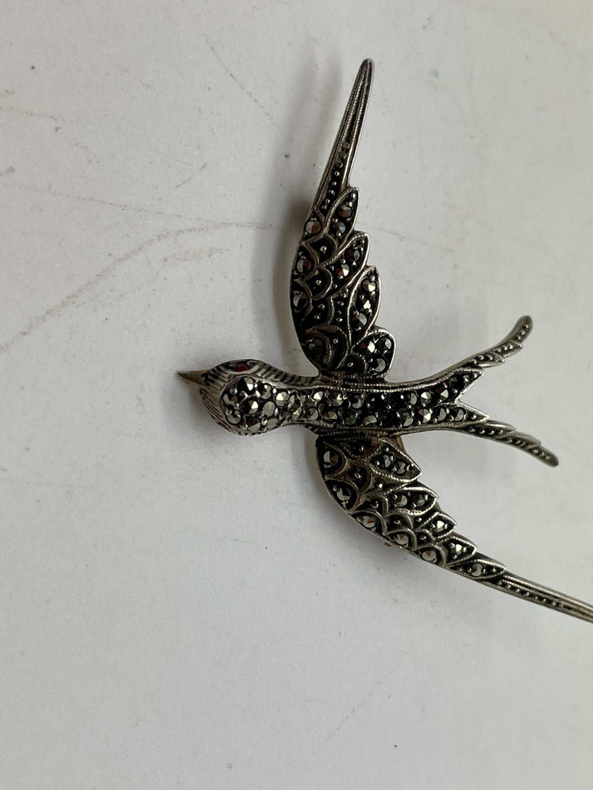 G352 Prachtige zilveren zwaluw broche, Ophalen of Verzenden, Zilver, Broche, Met edelsteen