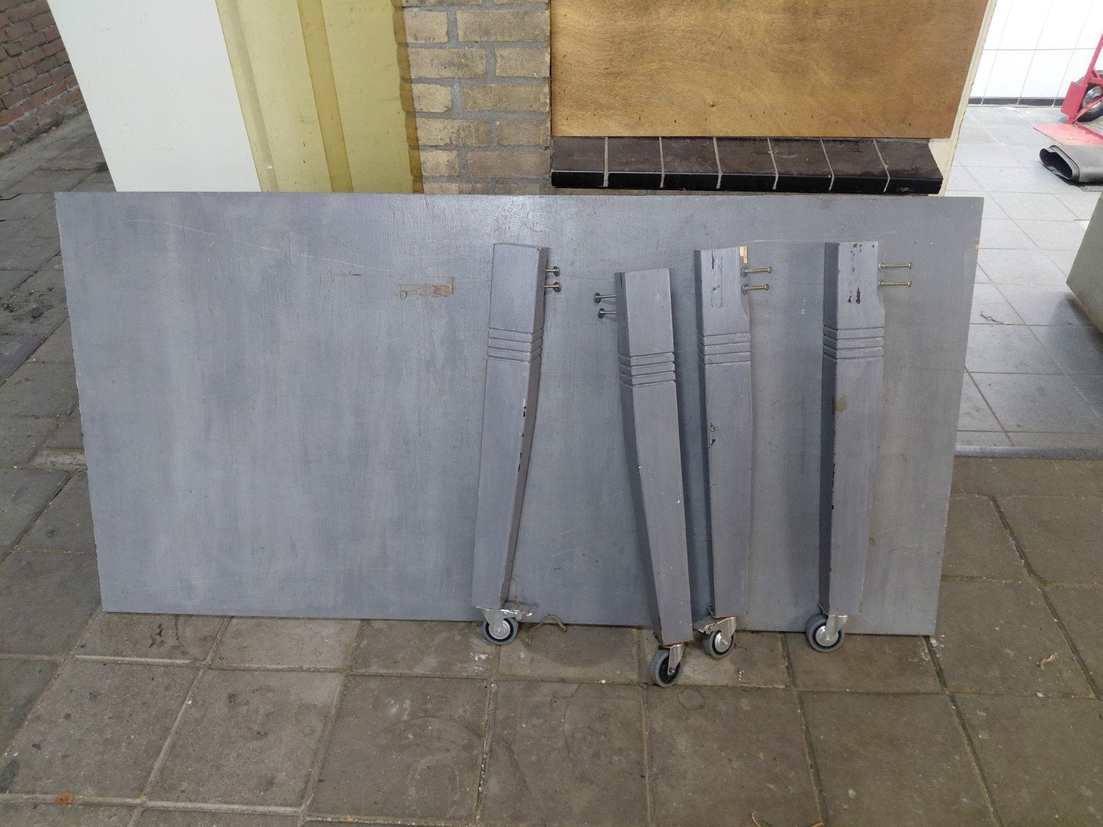 GRATIS Grijze tafelblad met poten op wieltjes, Gebruikt, 50 tot 100 cm, Rechthoekig, Ophalen