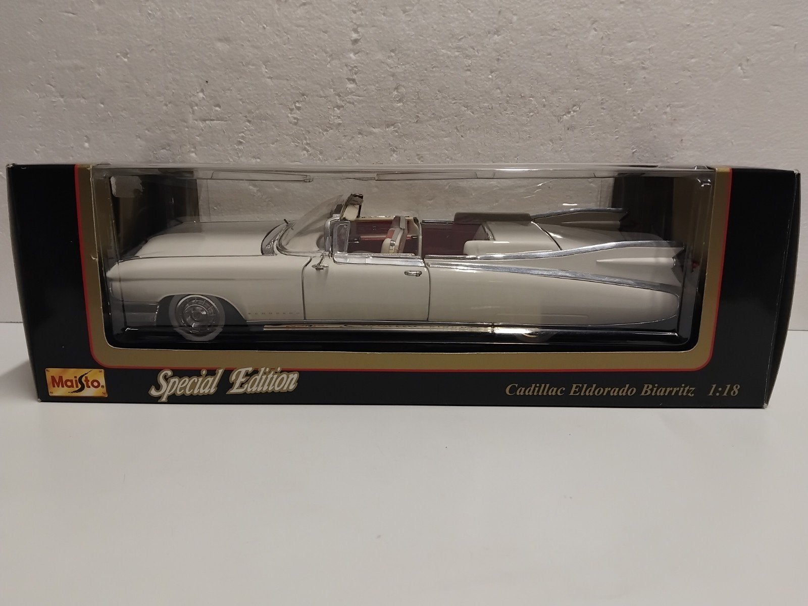 Cadillac Eldorado convertible white Maisto metal 1:18 KRD, Ophalen of Verzenden, Zo goed als nieuw, Auto, Maisto
