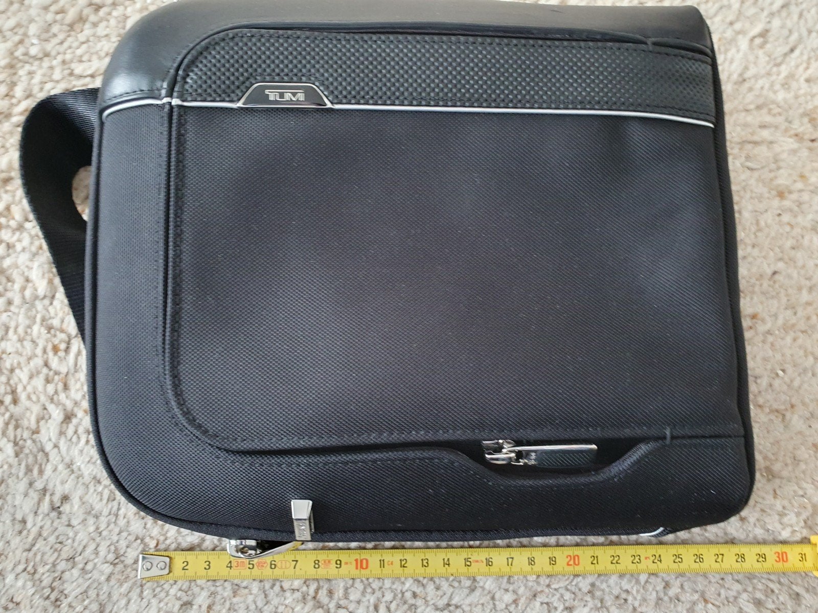Tumi crossbody Arrivé Olten, zwart, Ophalen of Verzenden, Zo goed als nieuw, Zwart