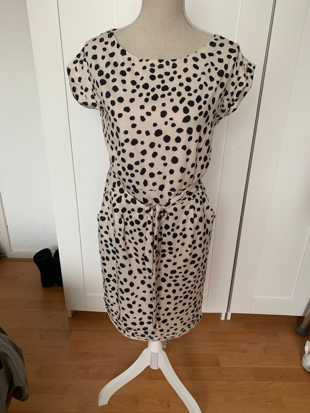 Dames jurk met stippen, korte mouwen en riempje - universeel, Kleding | Dames, Maat 38/40 (M), Beige, Ophalen of Verzenden, Zo goed als nieuw