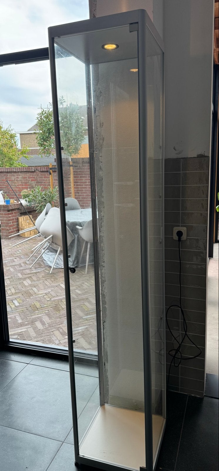 Glazen vitrinekast met 4 legplanken en verlichting, Ophalen, Met plank(en), Minder dan 50 cm, Gebruikt