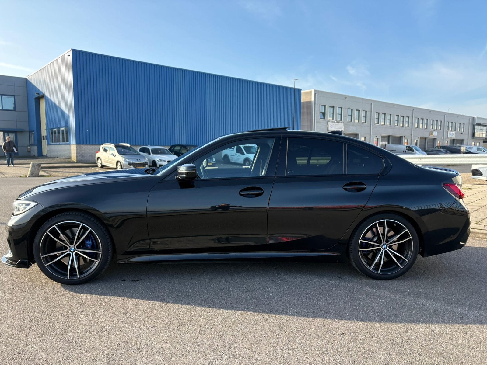 BMW 330i Aut 2020 Zwart NAP M-SPORT OPENDAK DEALER ONDERHOUD, Automaat, 1998 cc, Achterwielaandrijving, Zwart