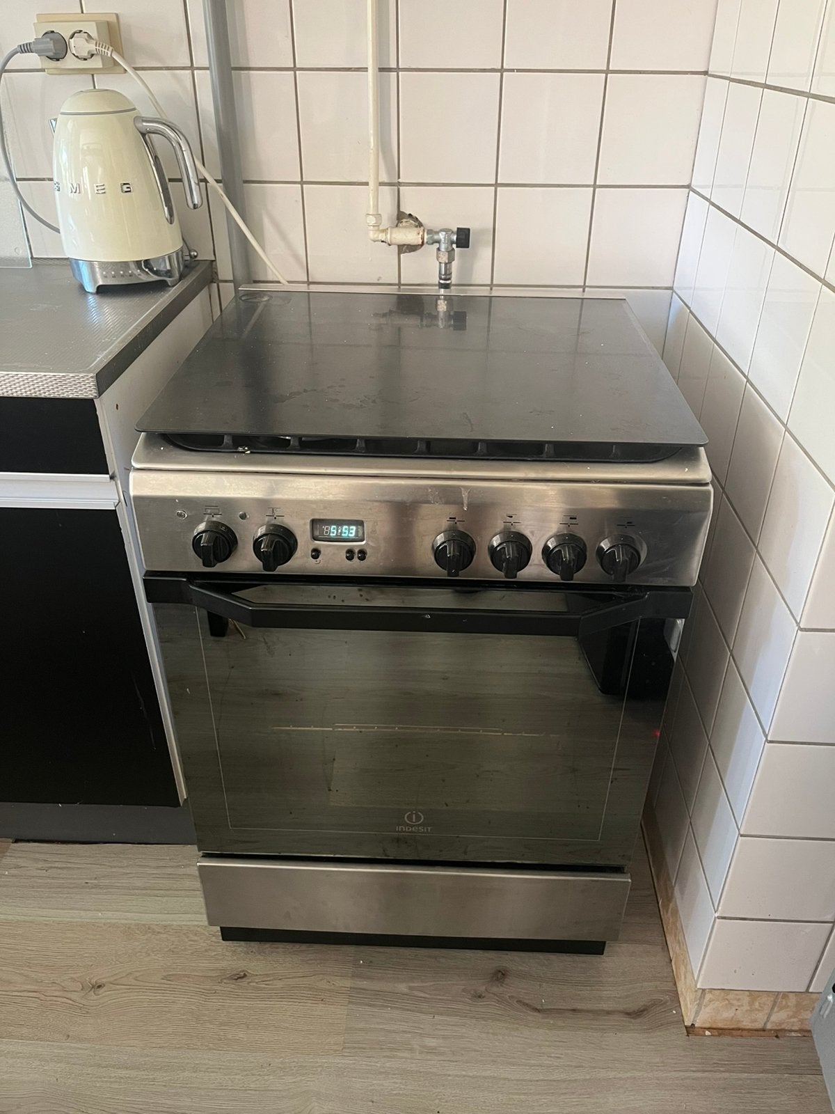 Indesit gasfornuis en oven, Witgoed en Apparatuur, Fornuizen, Ophalen, 4 kookzones, Zo goed als nieuw, Gas