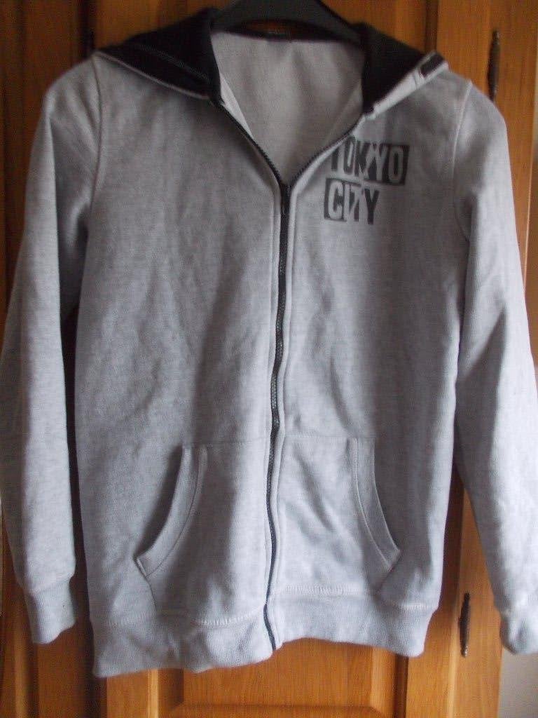 Grijs jongensvest van YFK, in maat 158/164., Kinderen en Baby's, Ophalen, Gebruikt, Jongen, Trui of Vest