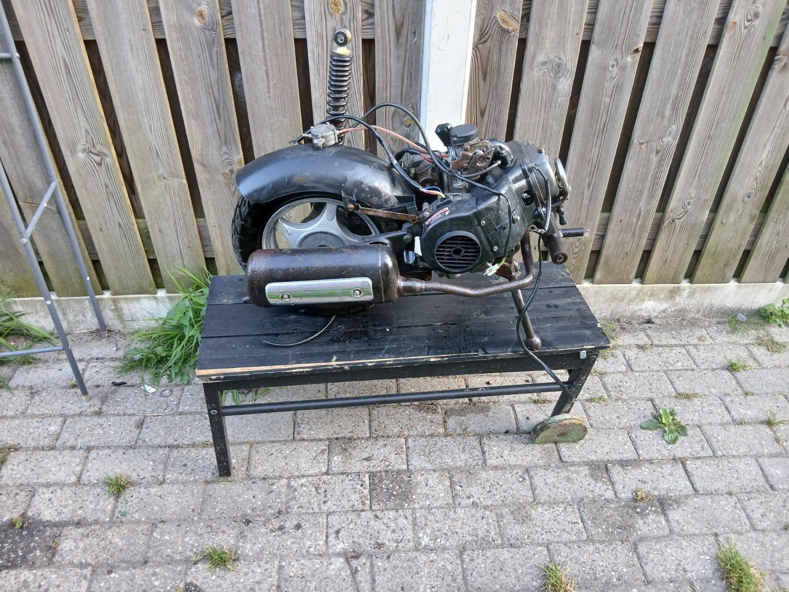 Scooter motorblok met uitlaat en achterwiel, Fietsen en Brommers, Brommeronderdelen | Scooters, Ophalen of Verzenden, Gebruikt