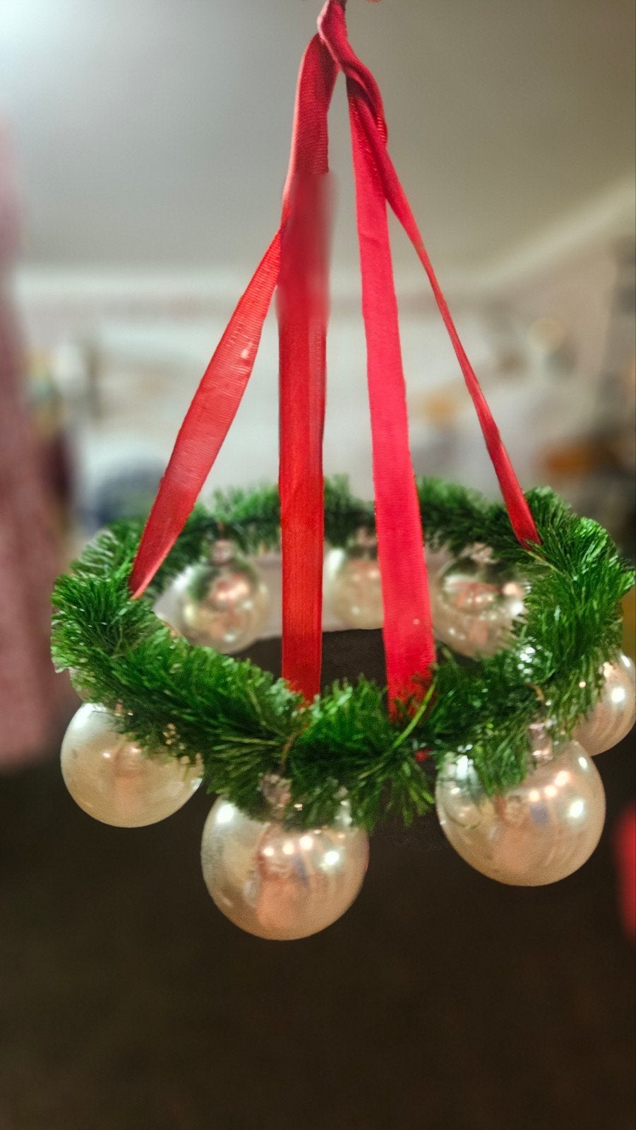 oude krans met glazen zilveren kerstballen, Ophalen