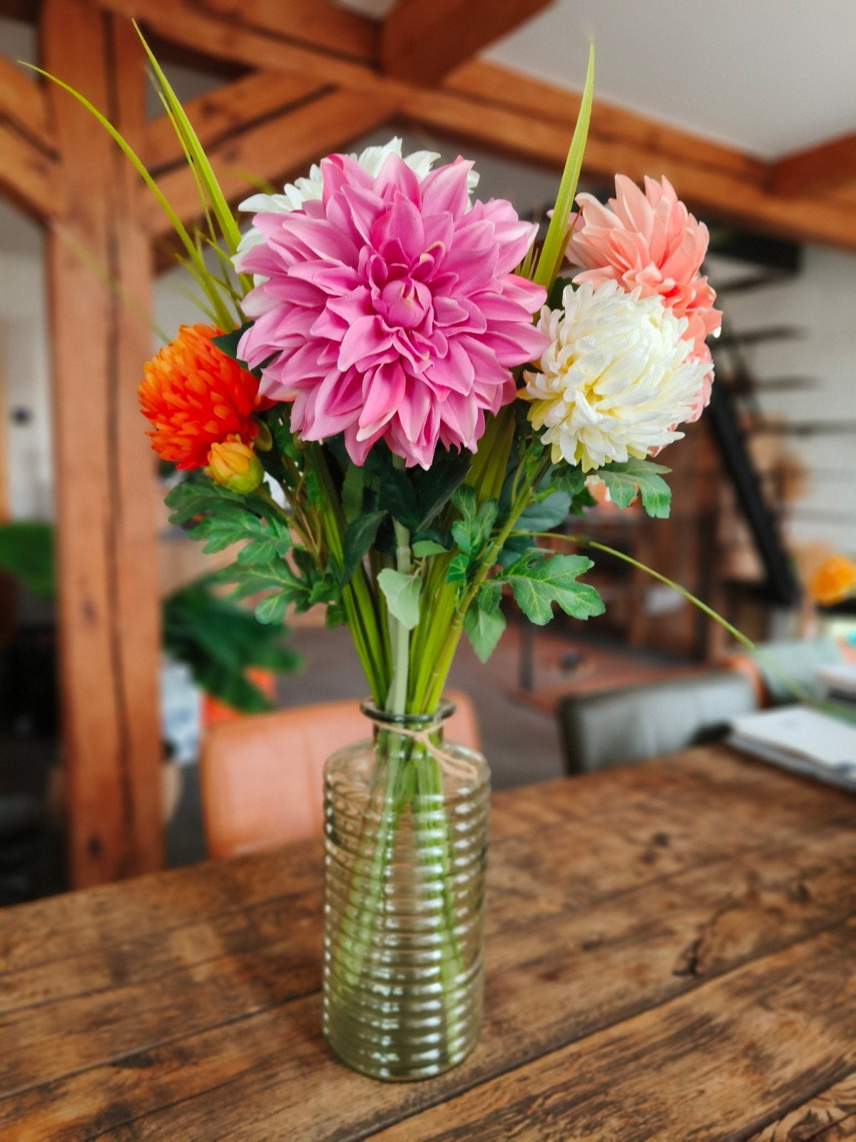Grote glazen vaas met kunstbloemen (Dahlia's), Meerkleurig, Ophalen of Verzenden, Gerecycled glas, Glas