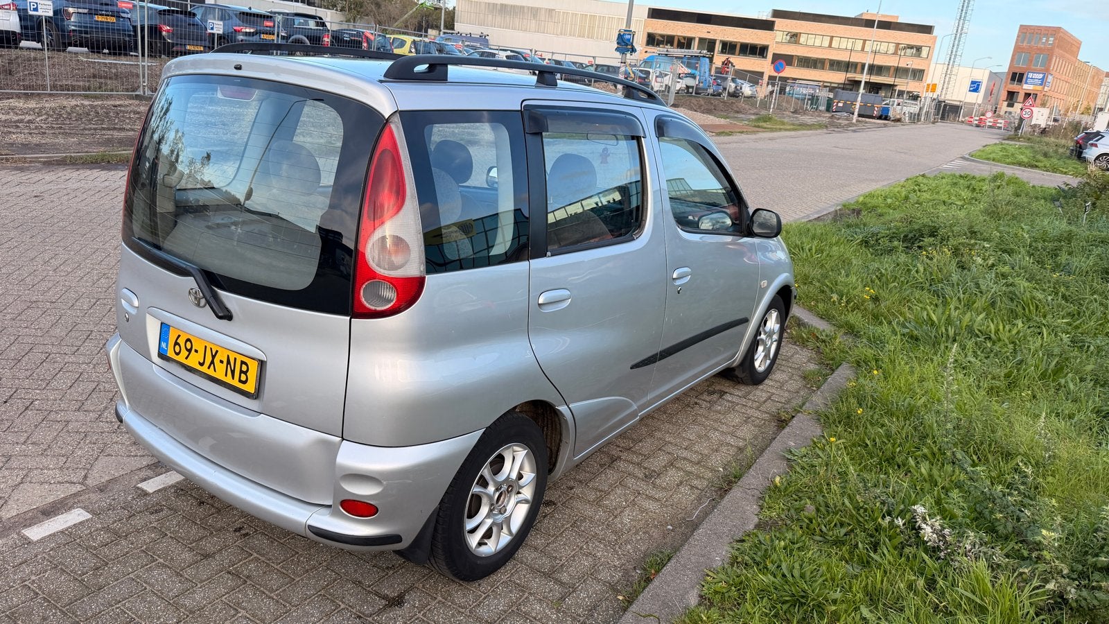 Toyota Yaris Verso 1.3 16V Vvti Linea SOL AUT 2002 Grijs, Auto's, 1299 cc, 40 €/maand, 4 cilinders, 400 kg